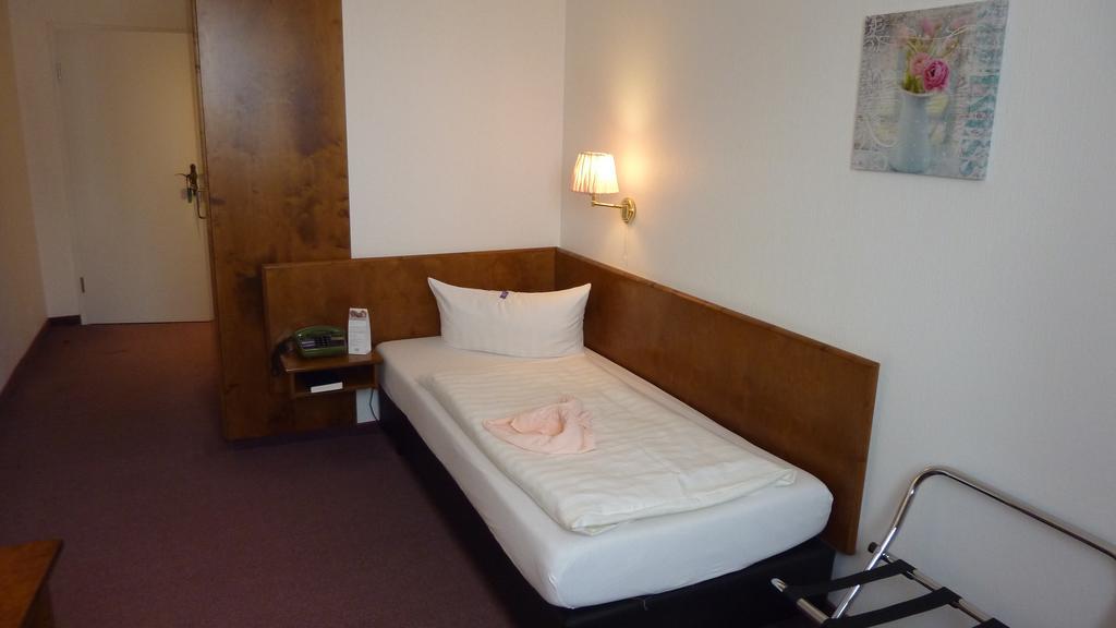 Heidehotel Herrenbruecke Faßberg Rum bild